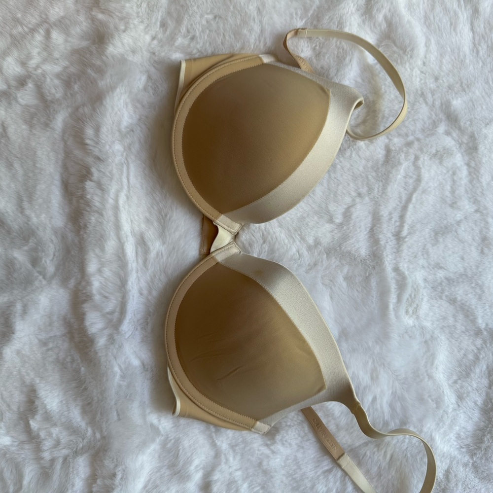 4/$20 🙈 EUC CALVIN KLEIN Elegant Cream Bra with satin trim.